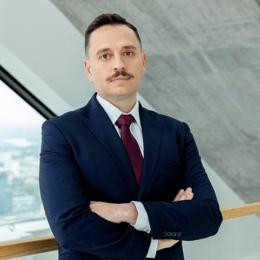 周五(3月7日),马来西亚棕榈油期货经历了显著上涨,5月交货的基准合约(FCPOc3)在收盘时上升了147林吉特,涨幅为3.28%,最终报收4627林吉特/吨(约1048.73美元/吨)。本周的累计涨幅为1.6%,结束了先前的震荡趋势。这波涨势的主要驱动力是市场对马来西亚主要产区减产的忧虑,同时低位买盘和空头回补也起到了关键作用。