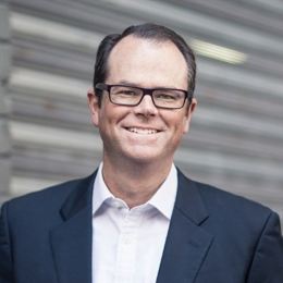 特朗普:出售1000万张移民“金卡”可清偿国债并获利,民众嘲讽