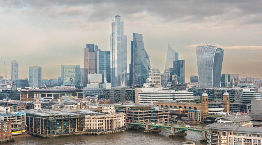 英国央行降息25个基点，发出鹰派信号